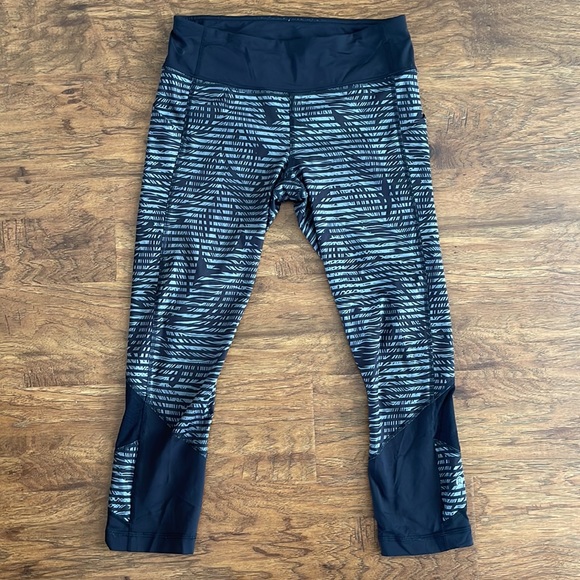 Lululemon feather print crops - Picture 5 of 12